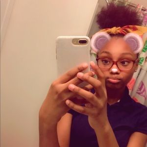 Meet your Posher, Akia